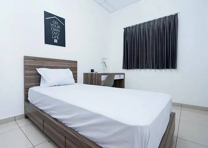 Oyo Life 2462 Kost Surabaya Hotel