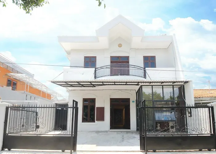 RedDoorz Syariah At Pucang Anom Surabaya